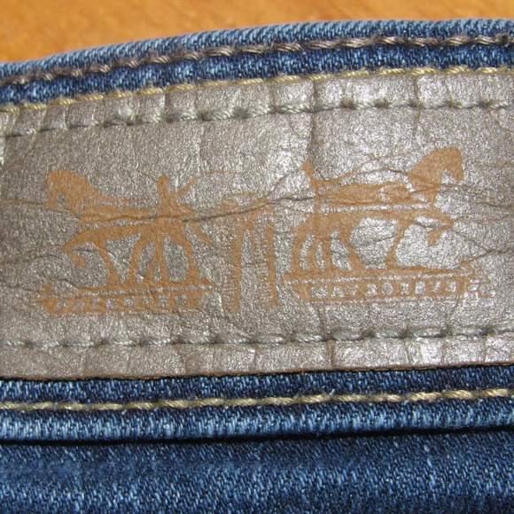 LEVI’S Flatters & Flaunts Medium Wash Skinny Leg Jeans Size 10M - Picture 6 of 6